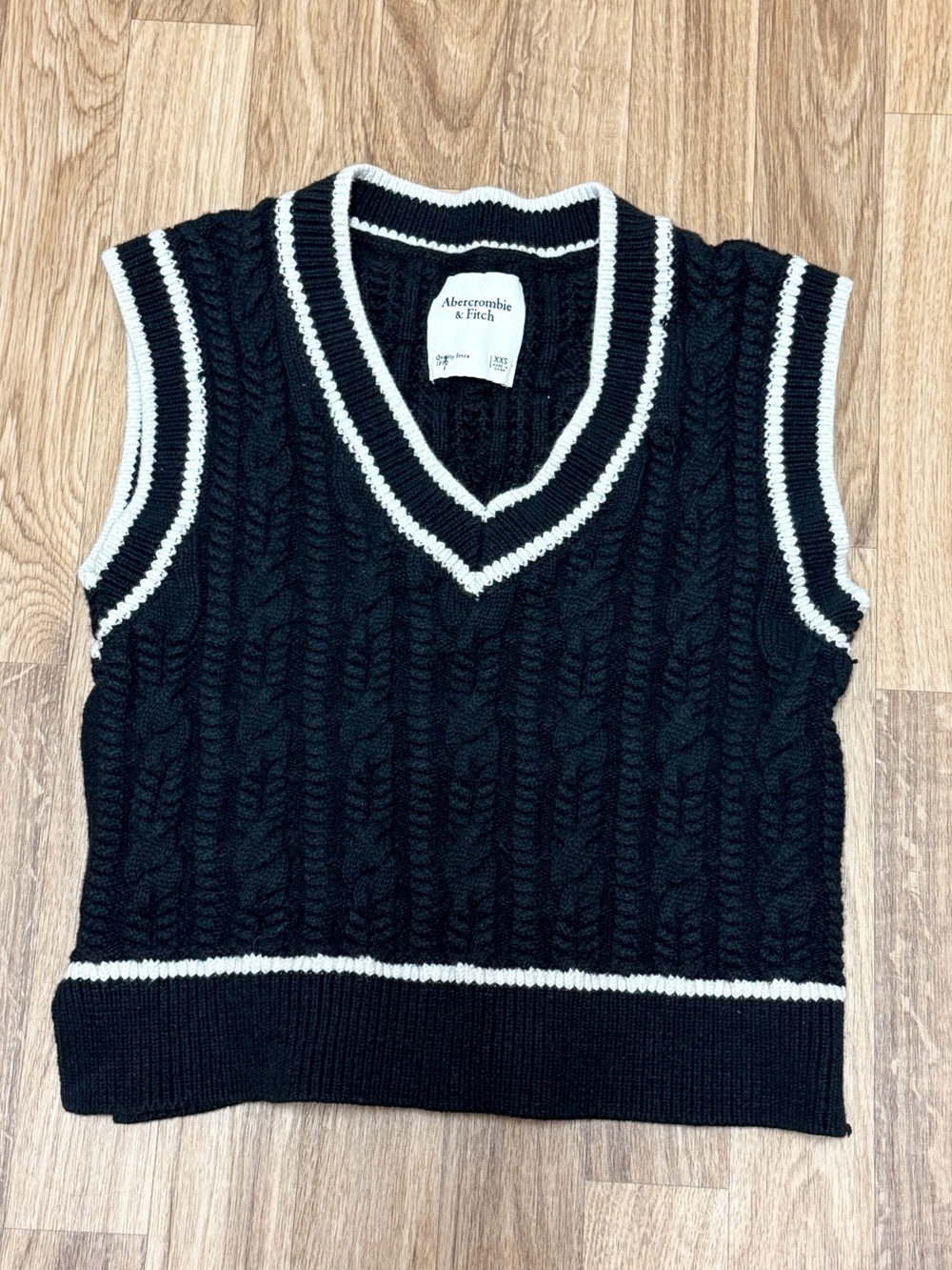 Abercrombie & Fitch Black Cable Knit V-Neck Sweater Vest Preppy Cropped XXS